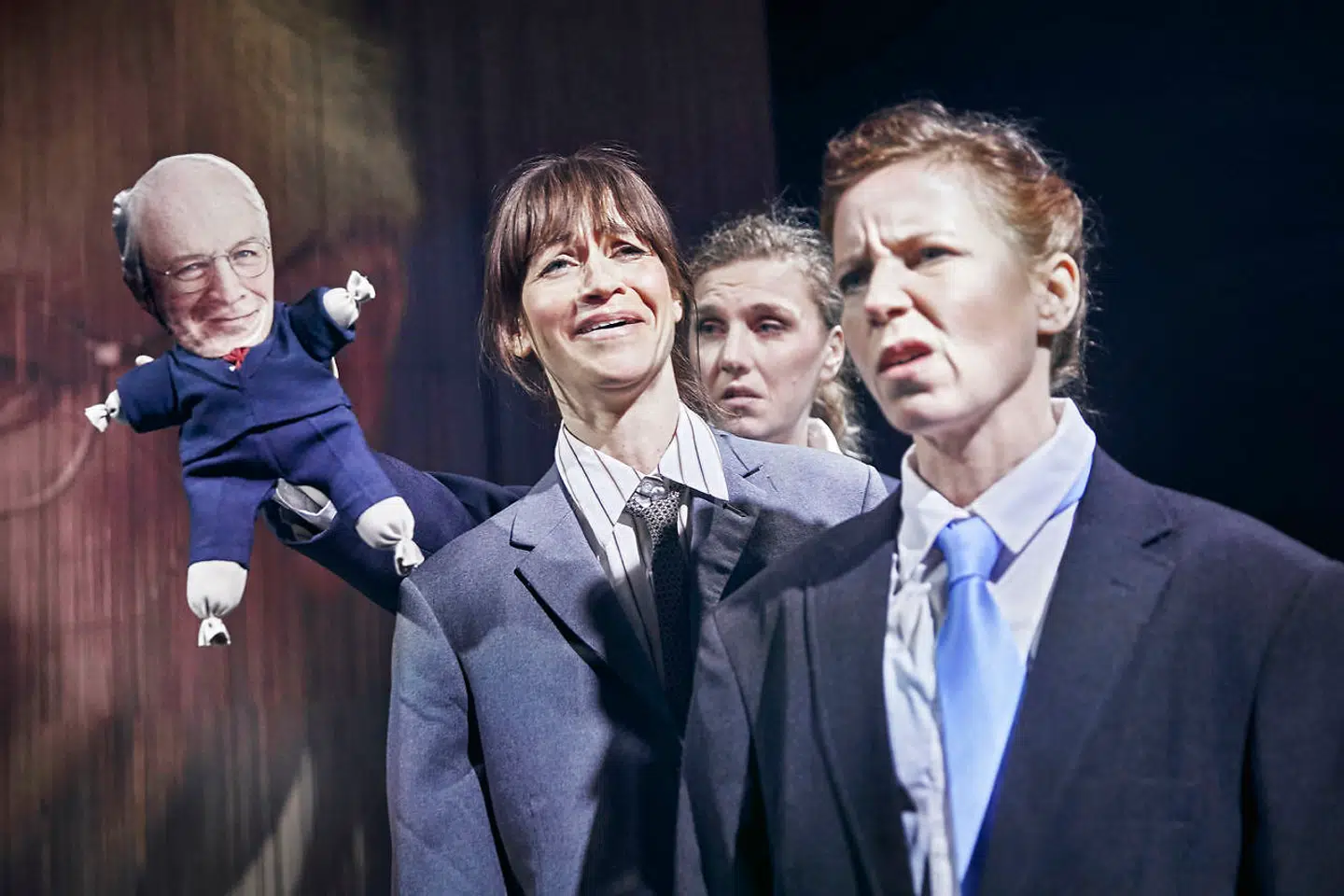 Små kludedukker af internationale politikere spiller sammen med de tre kvinder Gunvor, Rikke og Connie i forestillingen.