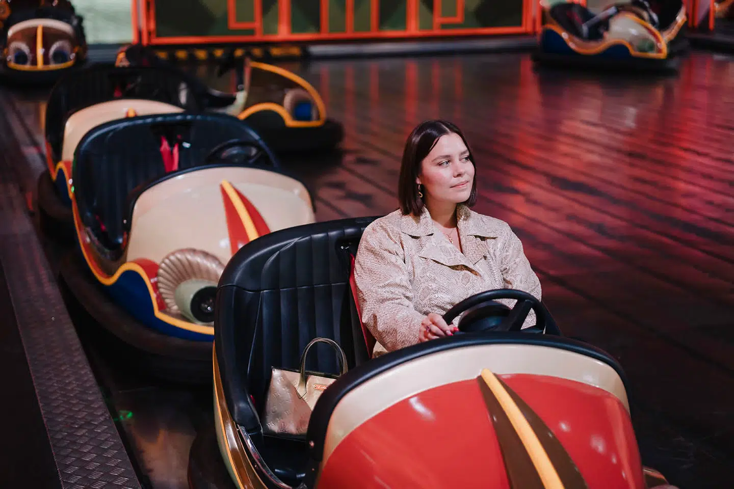 Anna Lin Lundsgaard elsker Tivoli og kommer der ofte. Men kun bruge sjældent, som på billedet, forlystelserne. Hun kommer for at nyde årstidernes skiften og stemningen, høre koncerter og drikke kaffe med venner.