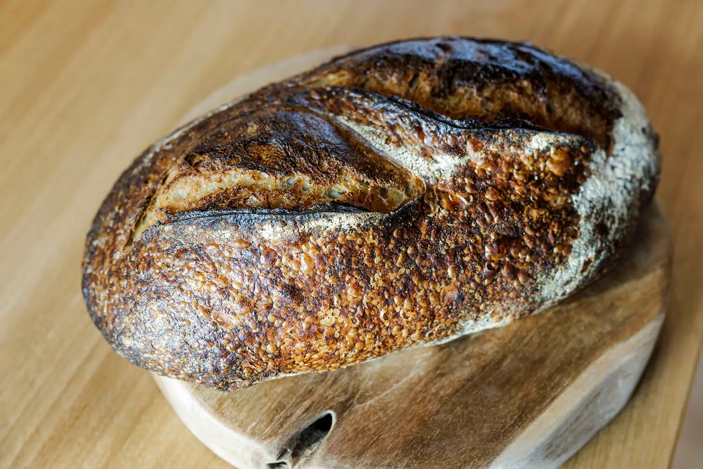 Richard Hart har blandt andet en mission om at hæve barren for surdejsbrød i København – her et af dem med sprød skorpe.