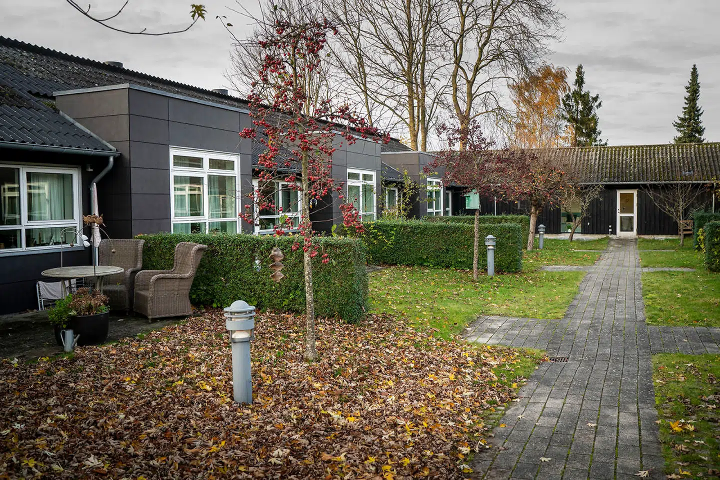 Gennemsnitligt bor beboere 3,4 år på plejehjem i Gladsaxe Kommune. Her er beboernes små haver foran plejeboligerne Møllegården.