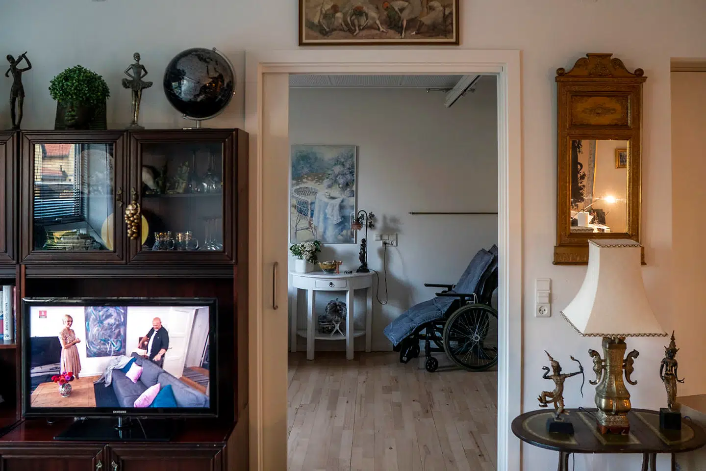 På Møllegården kan man bo alene eller i par i plejeboligerne. Her bor en kvinde, som i dag bor alene, efter at hendes mand er gået bort.