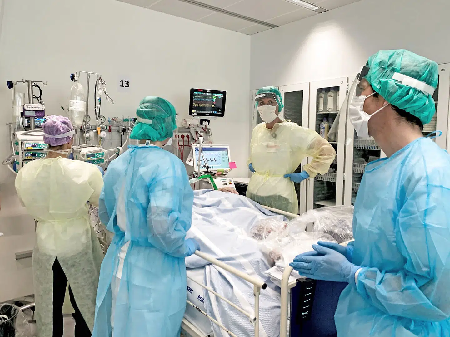 Ny viden og erfaringer har ifølge Sundhedsstyrelsen medført, at mange patienter kan behandles bedre for alvorlig covid-19-lungebetændelse ved brug af såkaldt high flow-ilt-behandling og intensiv lungefysioterapi. De faglige kriterier for visitation til intensivafdeling er desuden skærpet, og den gennemsnitlige indlæggelsestid er faldet fra 7,0 dage i september 2020 til 5,8 i september 2021.