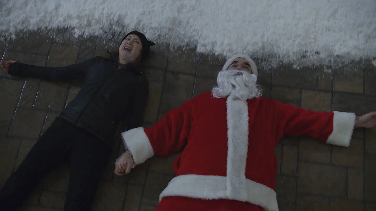 Rob Delaney og Ellie Kemper spiller et ægtepar, der mirakuløst overlever mishandling fra den tiårige galning.