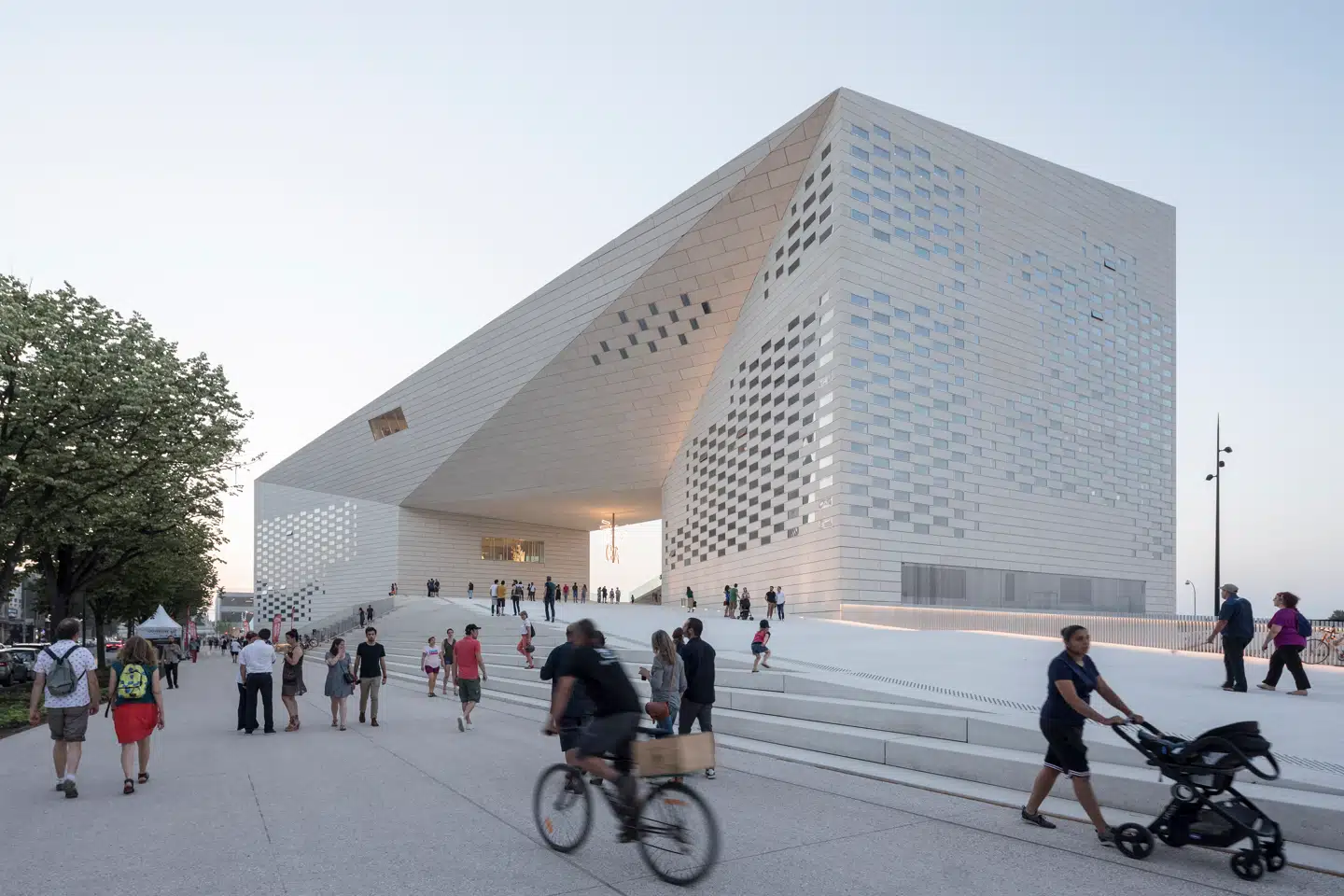 MECA i Bordeaux er et typisk BIG-projekt, der både er et kulturcenter og et offentligt rum. En urban dagligstue. Yes is More som altid.