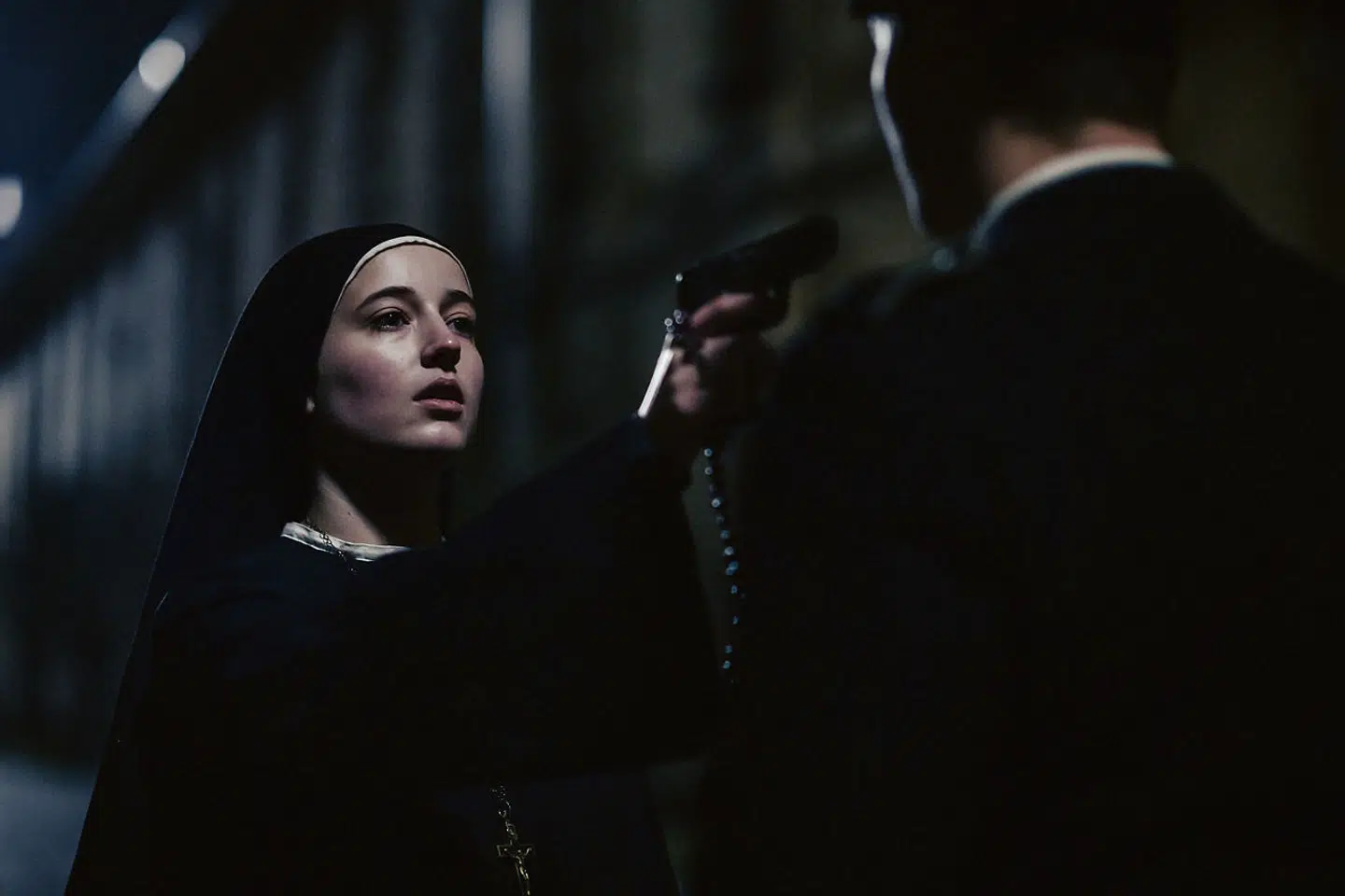 »Det er ikke første gang, at pårørende siger fra overfor skildringer af virkelige personer. Tænk på filmen »Spies og Glistrup«. Men det er – så vidt jeg ved – første gang, at et filmselskab rent faktisk retter ind og ændrer noget,« siger Peter Schepelern som reaktion på, at Miso Film varsler ændringer af Ole Bornedals »Skyggen i mit øje«.