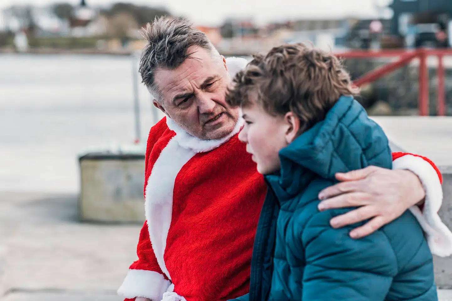 Jens Jørn Spottag er sympatisk som godmodig kok, men har desværre ikke rigtig nogen funktion i filmen. Det havde været smart, hvis han havde.