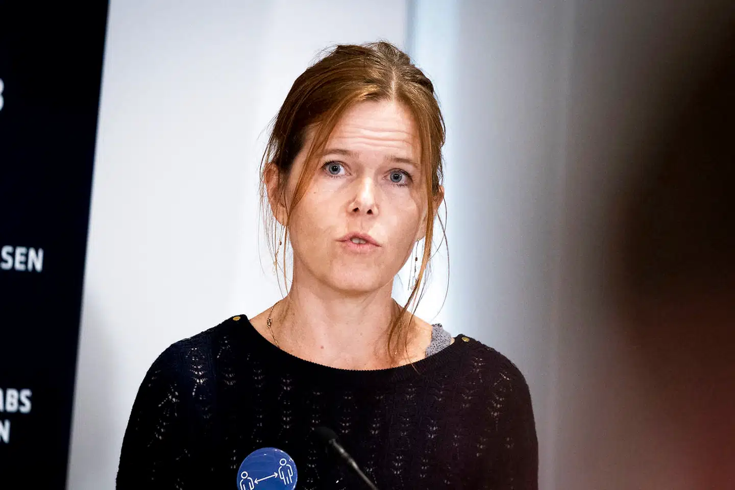 Helene Probst, vicedirektør i Sundhedsstyrelsen, forklarer, at vacciner giver bedre beskyttelse covid-19 og lignende sygdomme end tidligere smitte. Det viser nye studier.