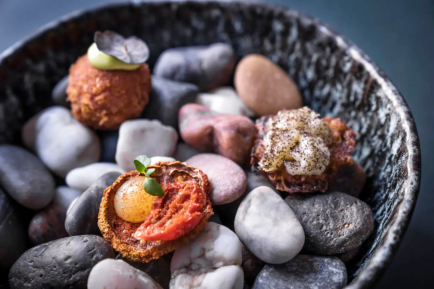 Tre små delikate snacks på Restaurant Meille. Forrest i billedet: Tomateksplosion!