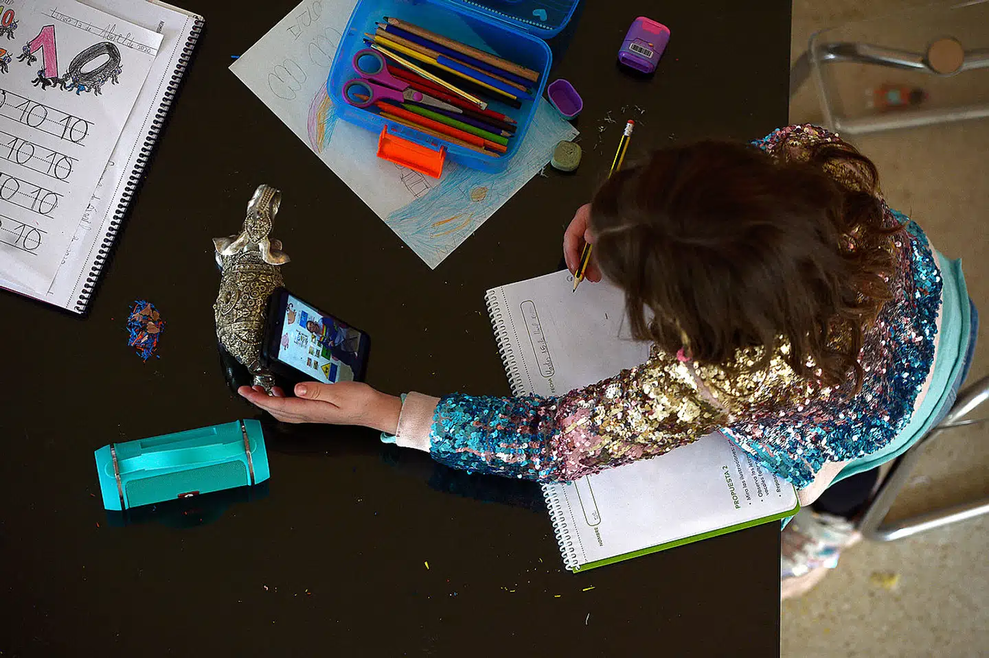 »Vi risikerer, at børnene slår sig på den digitale legeplads, hvis vi ikke forstår, at der er kæmpe forskel på, hvad skærmene bliver brugt til,« skriver Mette Lundber og Louise Overgaard.