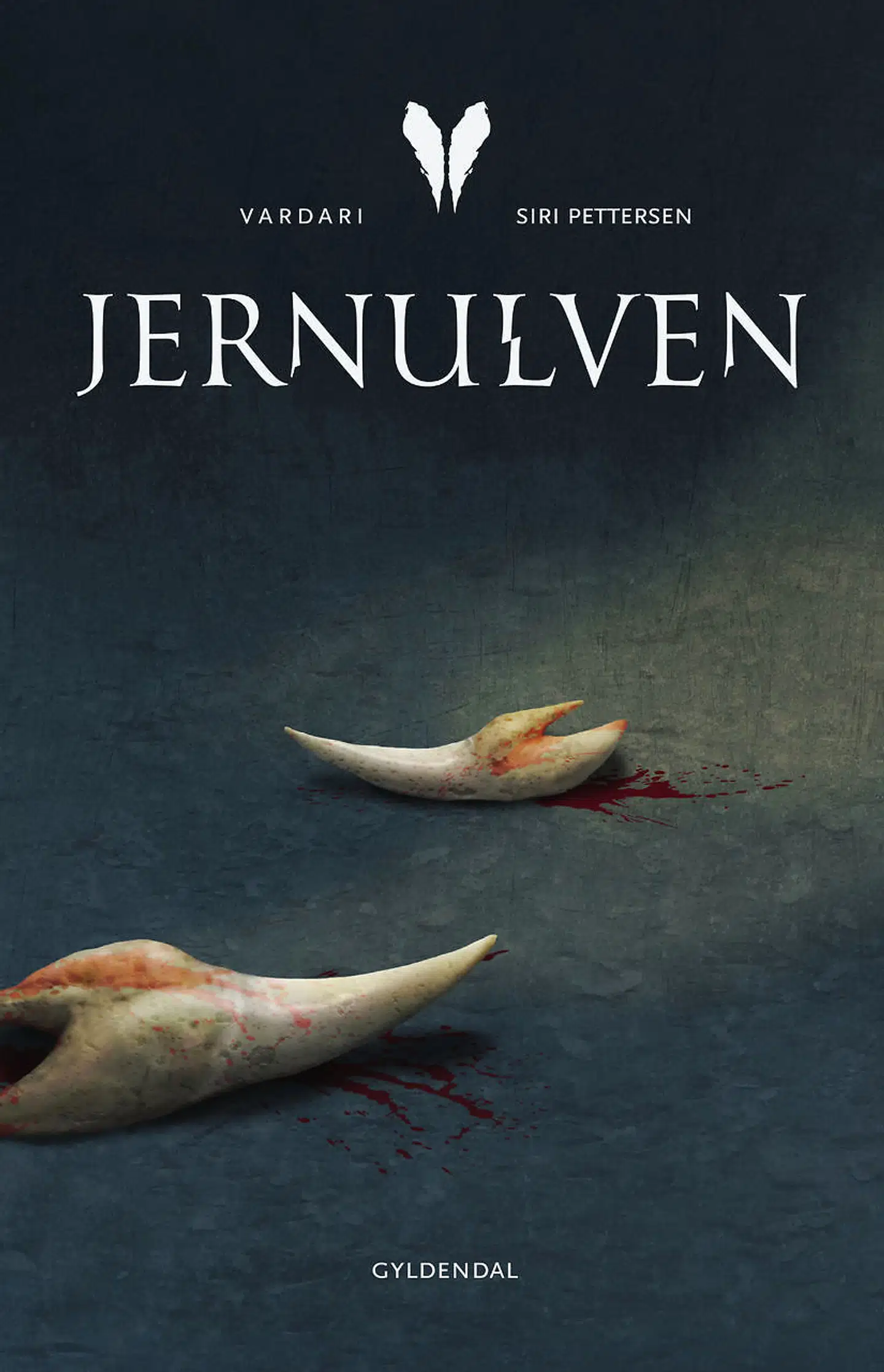 »Jernulven« er den første bog i trilogien »Vardari«, en selvstændig fortsættelse af Siri Pettersens triologi »Ravneringene«.