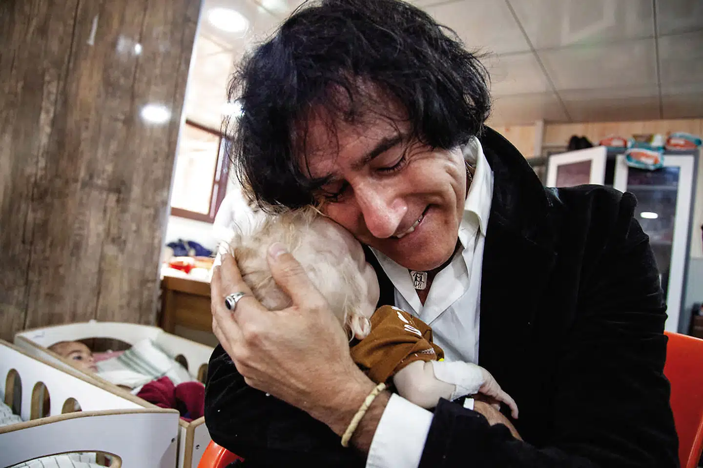 Patricio Galvez med sit yngste barnebarn, som han hentede ud af al-Hol-lejren i Syrien sammen med de seks øvrige børnebørn.