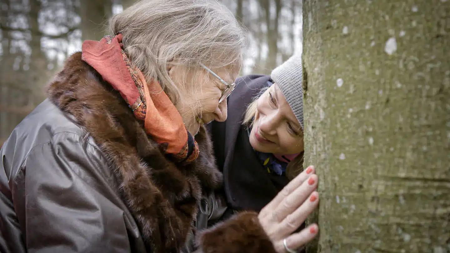 Grethe får fire forskellige slags morfin, da hun flytter ind på Dagmarsminde. Her insisterer personalet på, at hun trapper ud af sin medicin og kommer med på skovtur. Det er ren mindfulness.