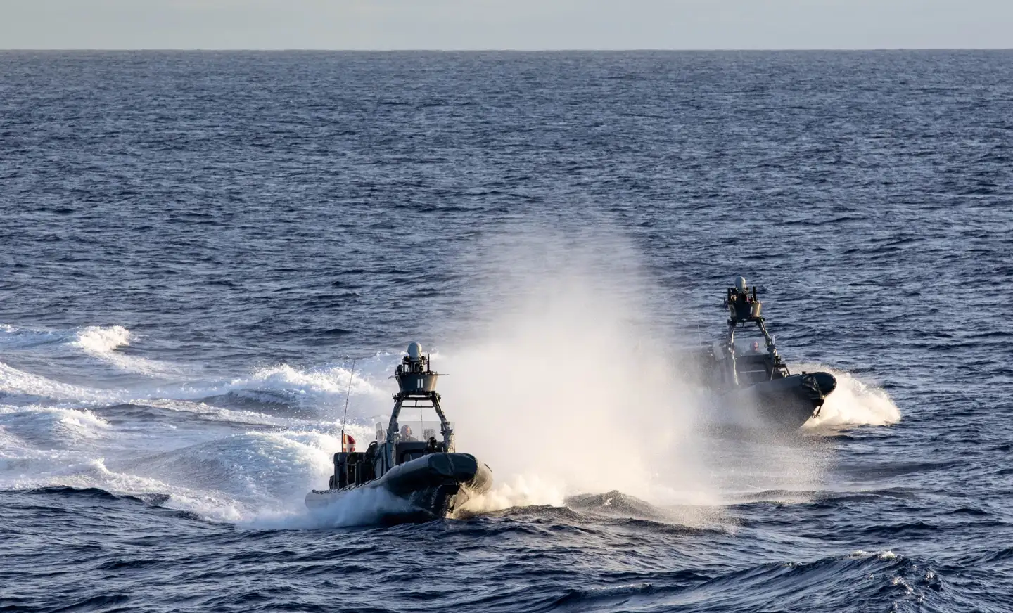 Frømandskorpsets motorbåde, de såkaldte RHIBer, er blandt korpsets vigtigste redskaber. Her træner korpset med de nye både under den aktuelle mission i Guineabugten.