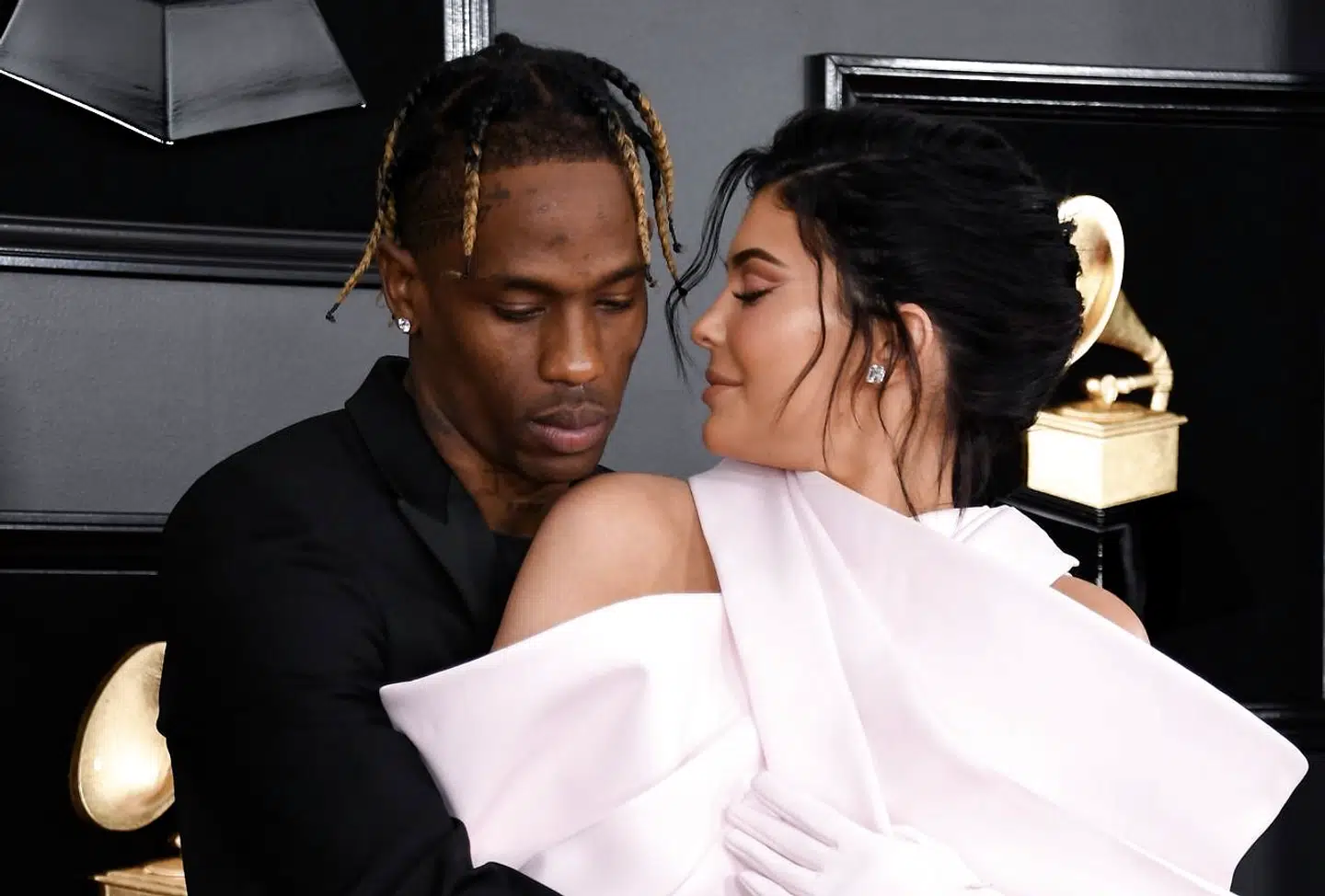 Kylie Jenner (h.) og Travis Scott (v.) danner par, og har et barn sammen. Kylie Jenner er en del af den herostratisk berømte Kardashian-klan og har sit eget succesrige kosmetikfirma, Kylie Cosmetics. Hun er derudover den kvinde på Instagram med flest følgere: 280 millioner.