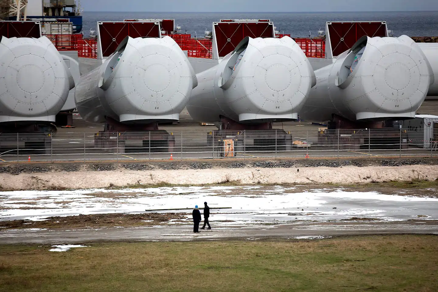 Vindmølleproducenten Siemens Gamesa er ligesom Vestas hård ramt af forsyningskrisen. Her ligger vindmøller fra selskabet tidligere i år klar på Rønne Havn, inden de blev fragtet ud til havvindmølleparken Kriegers Flak, der i dag er Danmarks største.