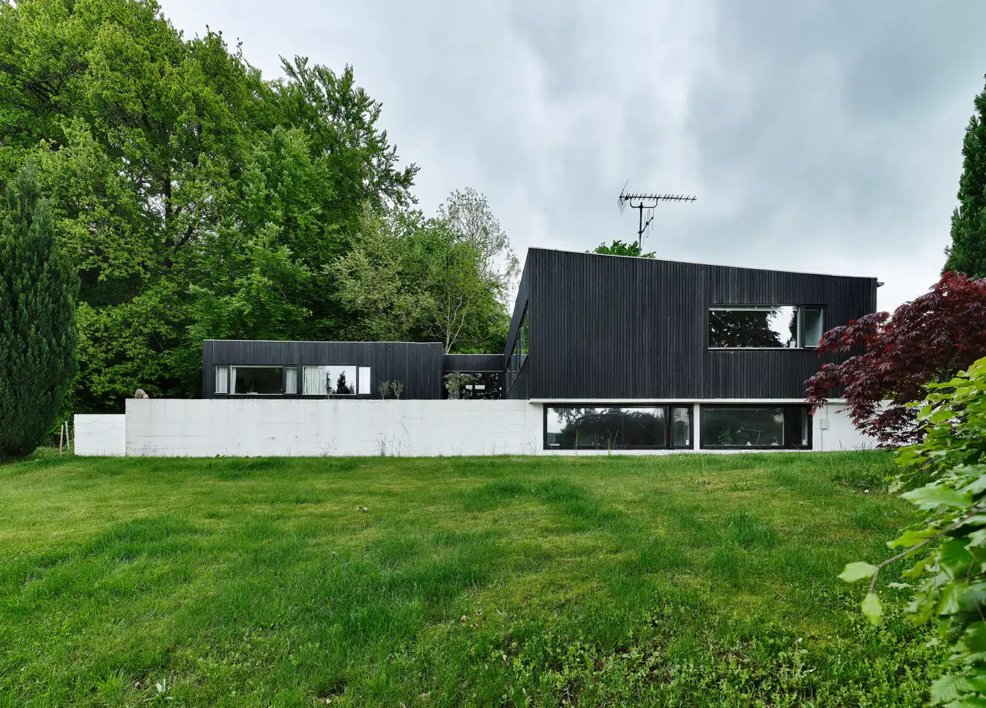 De sidste af statslånshusene havde ikke meget til fælles med de meget beskedne murmesterprojekter, ordningen begyndte med. Her et hus i Rudersdal tegnet af Henrik Iversen og Harald Plum.