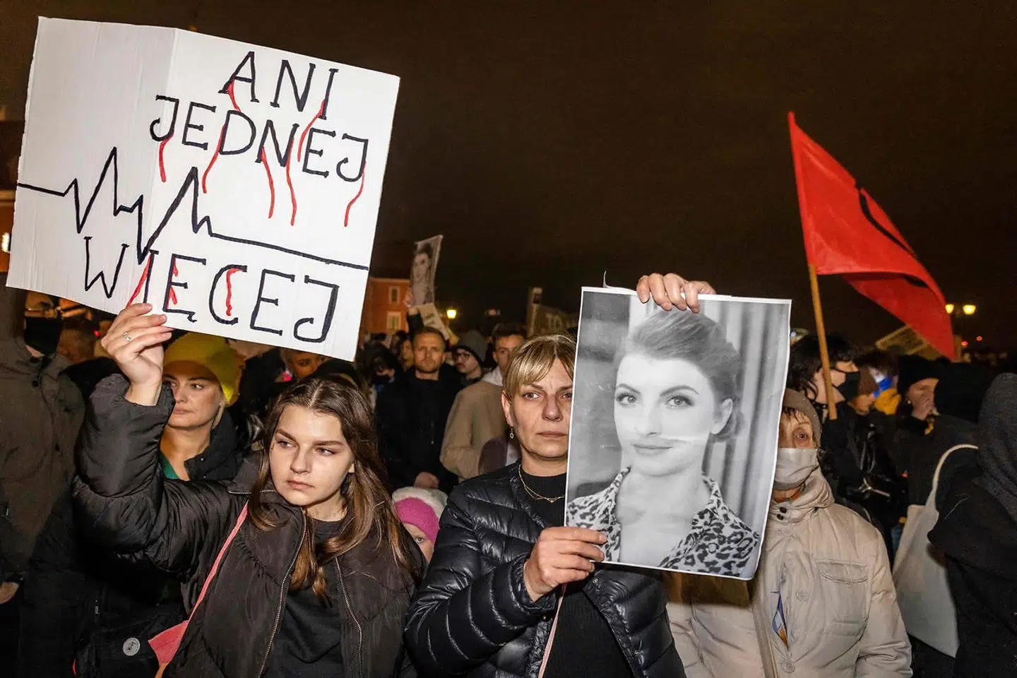Kvindelige demonstranter gik lørdag på gaden over hele Polen for at demonstrere mod den stramme abortlovgivning, som den polske regering vedtog i oktober 2020. Med sloganet »Ikke én til« binder de lovgivningen direkte sammen med dødsfaldet på den 30-årige gravide kvinde, Izabela, der døde som følge af sin graviditet.