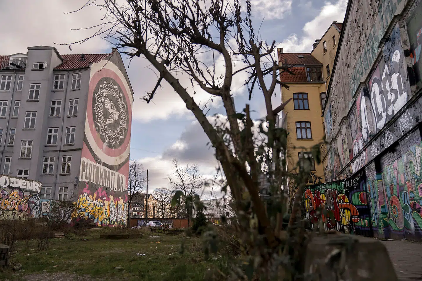 Jagtvej 69 har stået tom siden 2007, og på trods af flere ideer og hensigter har intet byggeri haft held med at tage form. Socialdemokrat foreslår at bringe en del af danmarkshistorien ind på pladsen.