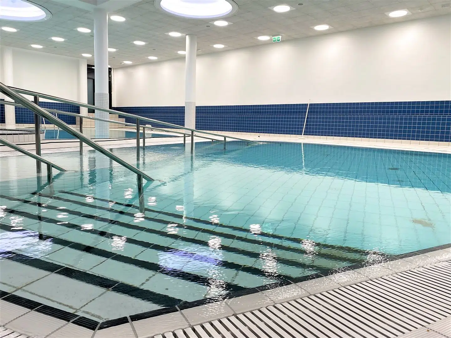 Det varme bassin for børn – og for voksne, der foretrækker at ligge ned frem for at svømme.