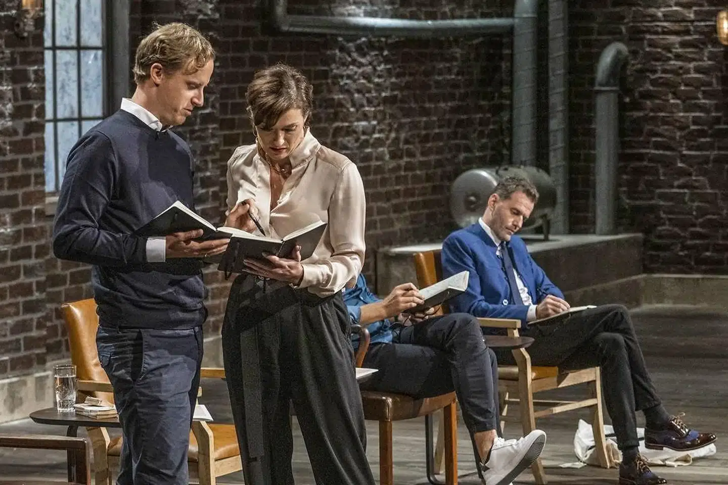 »Uventede komplimenter, er det ikke harmløst og sødt? Desværre ikke. De er måske grunden til, at hun ikke fik investeringen. Det viser et studie fra en svensk investeringsfond, hvor kvindelige iværksættere efter et pitch oftere beskrives som kønne og unge af investorerne, mens mænd beskrives som aggressive og kompetente. Ordvalg, der fremstiller mænd som bedre iværksættere end kvinderne,« skriver Sally Khallash og Line Pop Knudsen.