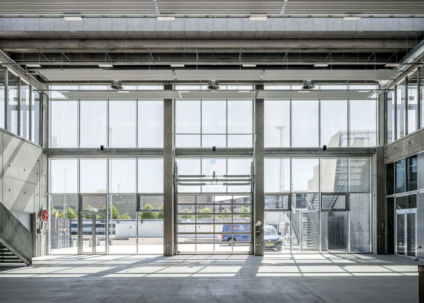 Store køreporte kan rulles op så man kan få rigtige materialer både ind og ud af skolen.