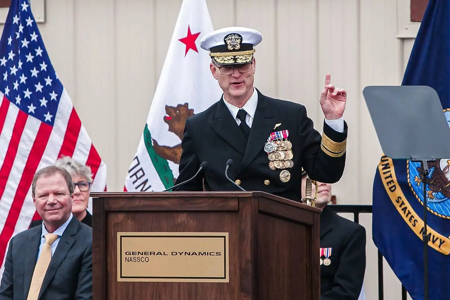 Den amerikanske admiral Michael Wettlaufer og den amerikanske flådeminister, Carlos Del Toro, talte, da et flådefartøj i San Diego i Californien lørdag blev navngivet efter borgerretsforkæmperen Harvey Milk.