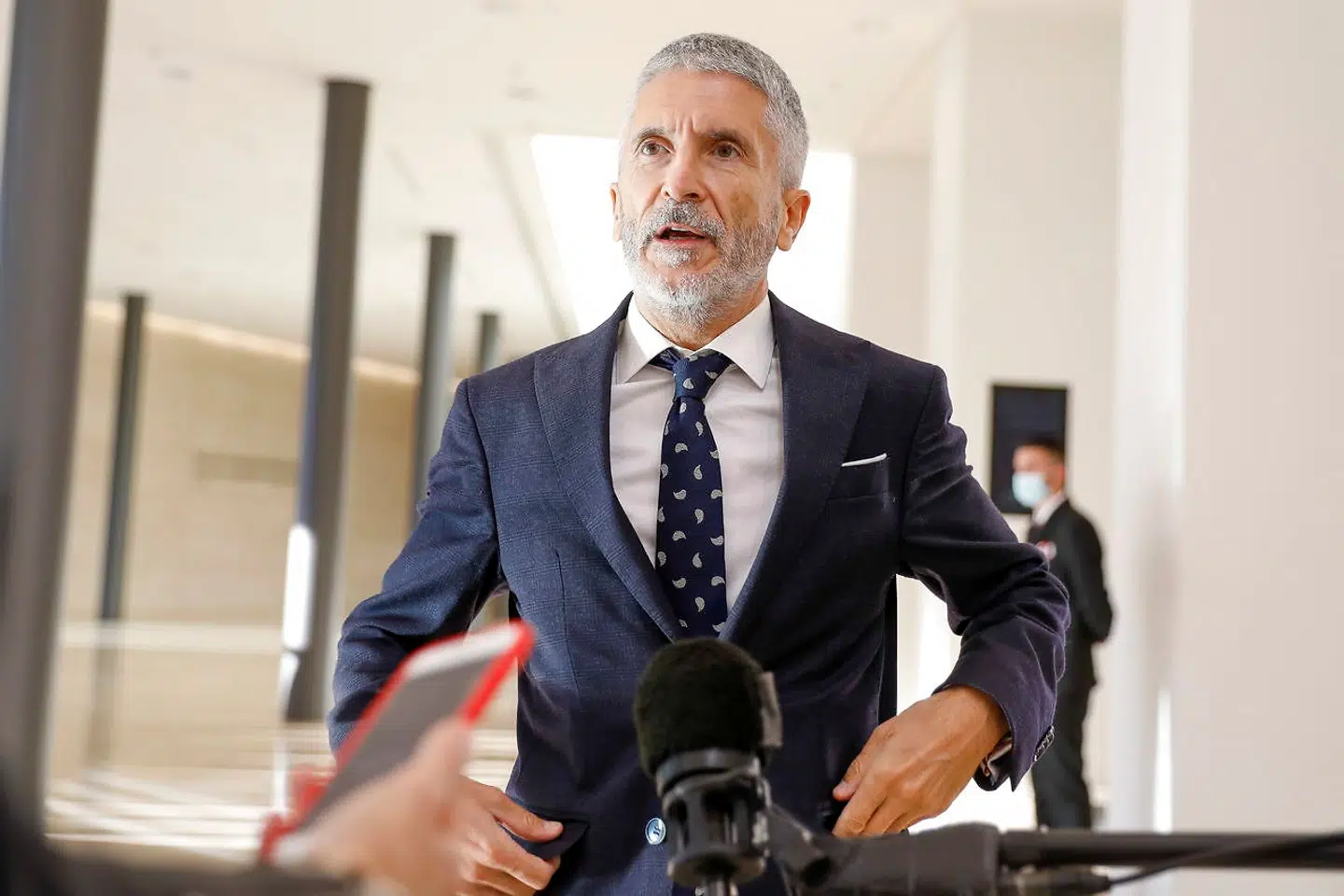 Indenrigsminister Fernando Grande Marlaska opfordrer til at tage en »rolig og velovervejet debat« om eventuelle lovændringer i kølvandet på Álex-sagen. Men oppositionen er allerede gået til angreb på Spaniens venstreregering med krav om livslange fængselsstraffe.