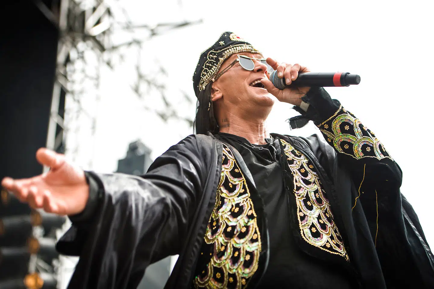 Jonny Jakobsen, der er manden bag karakteren »Dr. Bombay« er født i 1963 og er 57 år gammel.