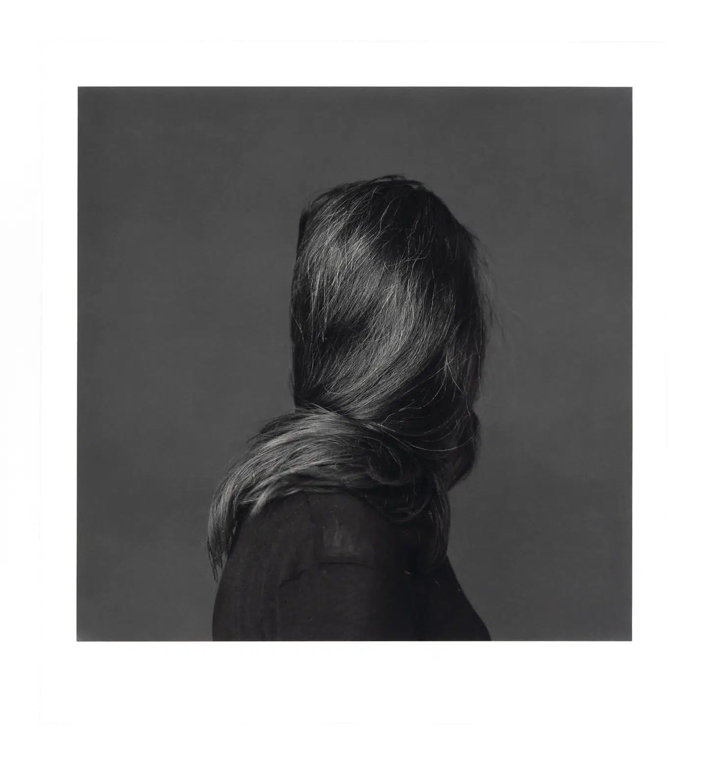 Trine Søndergaards sort-hvide portrætter af kvinder omsluttet af grånet hår, som vi sjældent forbinder med femininitet eller sexappeal, får en helt ny piedestal her.