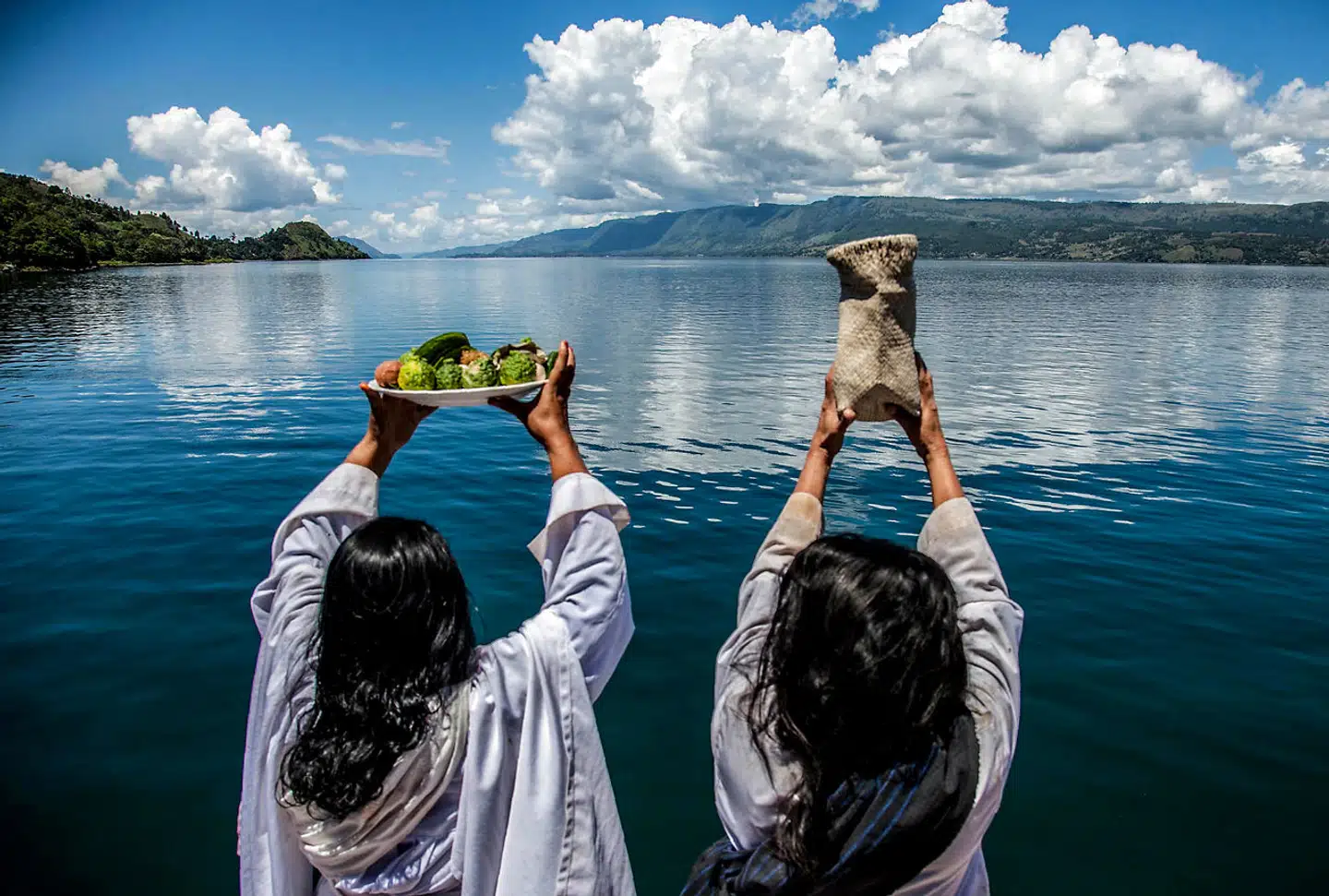 Den store, dybe og i dag fredfyldte Tobasø på Sumatra i Indonesien er verdens største vulkanske hul. Det blev skabt under den største naturkatastrofe i hele menneskets historie.