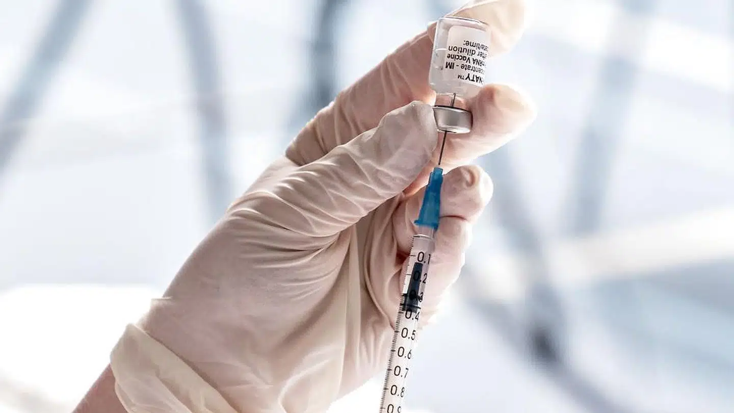 Der er ingen tvivl om, at vaccinerede smitter mindre og bliver mindre syge. Alligevel postuleres allehånde ting om det modsatte, og raten af vaccinerede har sat sig fast, skriver Søren Pind.