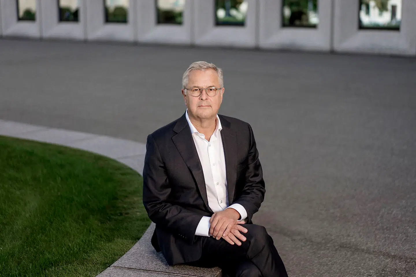 Pandemien er helt klart ikke forbi. Det fremhæver administrerende direktør for A.P. Møller – Mærsk A/S Søren Skou. Næsten alle andre steder end i Danmark er der restriktioner, og det ændrer sig ikke, før tilpas mange er vaccineret, fremhæver Søren Skou. Det er en del af baggrunden for, at Mærsk er i gang med at indføre vaccinekrav for sine ansatte.