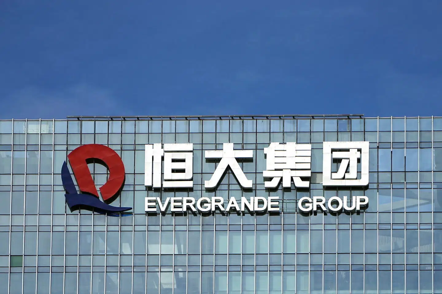 Krisen på det kinesiske ejendomsmarked er i høj grad identificeret med Evergrande Group. Og for Evergrande er krisen langtfra slut endnu. Lørdag bliver endnu en skelsættende dag for Evergrande, da selskabet har deadline på en rentebetaling på 82,5 millioner dollar svarende til 531 millioner kroner til investorerne.
