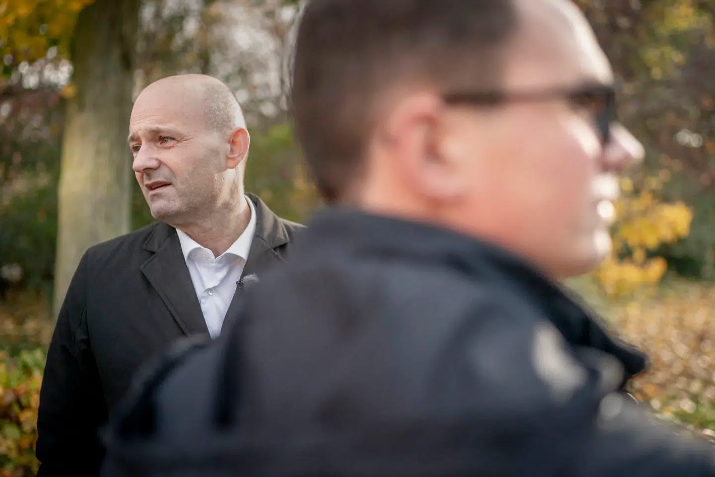 De Konservatives formand, Søren Pape Poulsen (tv.), advarer, at partier, som udvander planen om kommunale tryghedsvagter, selv må forvente benspænd. Her ses han med Frederiksbergs borgmester, Simon Aggesen (K), som onsdag lancerede sit ønske om vagter.