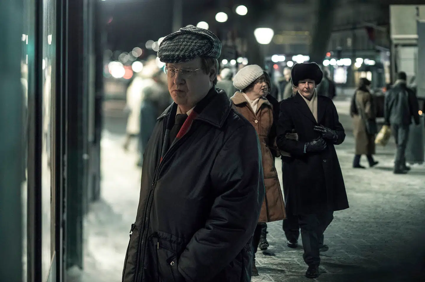 En næsten ukendelig Mikael Persbrandt spiller den inkompetente politichef Hans Holmér.