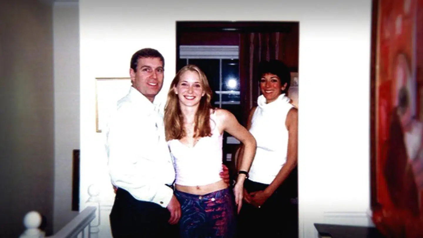 Der står de. Side om side. Prinsen med armen om en ung Virginia Roberts. Nu har Virginia Roberts anklaget prins Andrew for ved tre lejligheder at have tvunget hende til sex i ejendomme med tilknytning til afdøde Jeffrey Epstein. Selv erindrer prinsen ikke at have mødt hende.