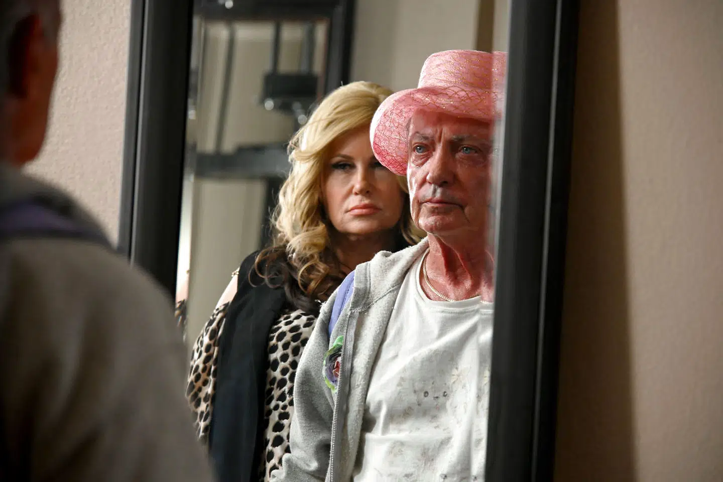 Jennifer Coolidge spiller Pats tidligere assistent, der åbnede sin egen salon og stjal hans bedste kunder.