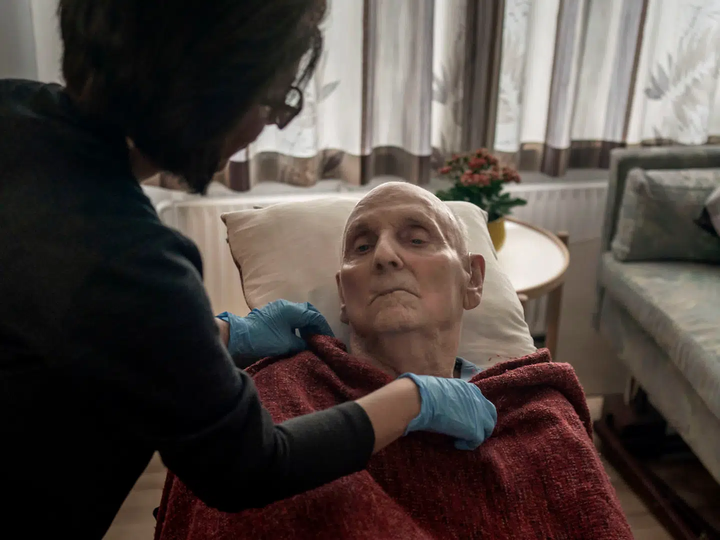 Demens er en fællesbetegnelse for forskellige sygdomme i hjernen. Preben på 86 år har såkaldt vaskulær demens, der skyldes forstyrrelser i hjernens blodforsyning eller blodkar for eksempel på grund af blodpropper eller blødninger.