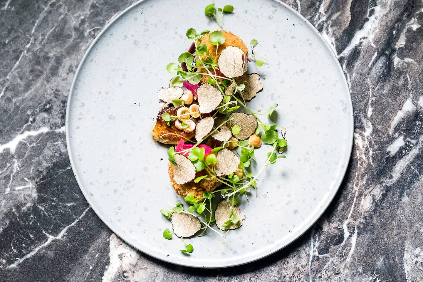 Friteret camembert de luxe med trøffel og foie gras.