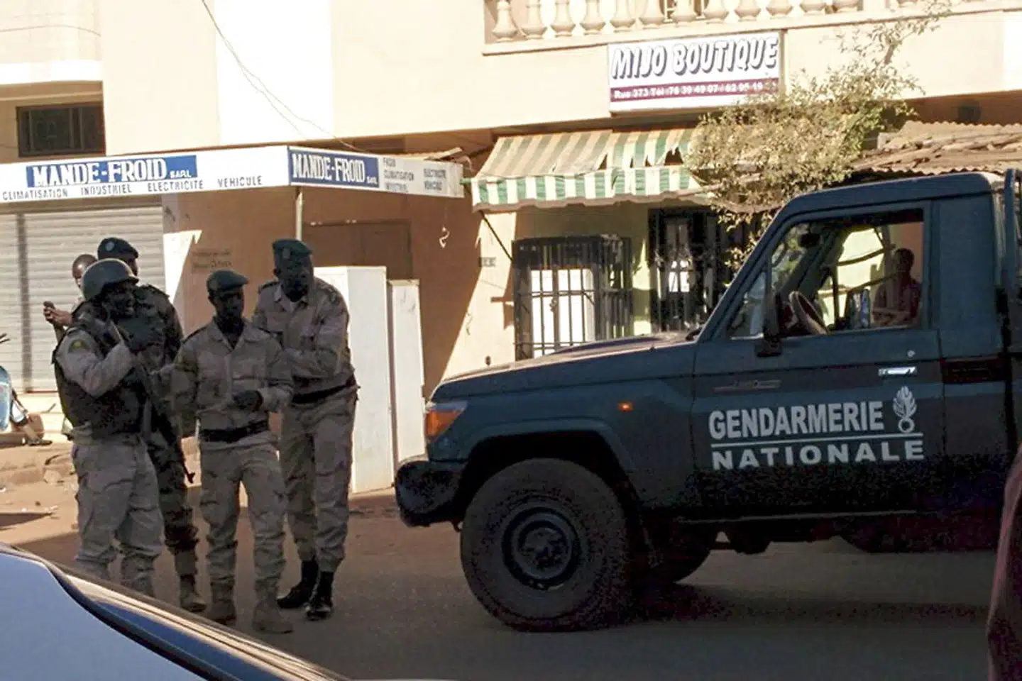 Maliske sikkerhedsstyrker gør klar til at gå i aktion under en serie af terrorangreb mod hoteller i hovedstaden Bamako i 2015. Et par af jihadisterne, der blev løsladt i forbindelse med frigivelsen af Sophie Pétronin, havde deltaget i de dødelige angreb.