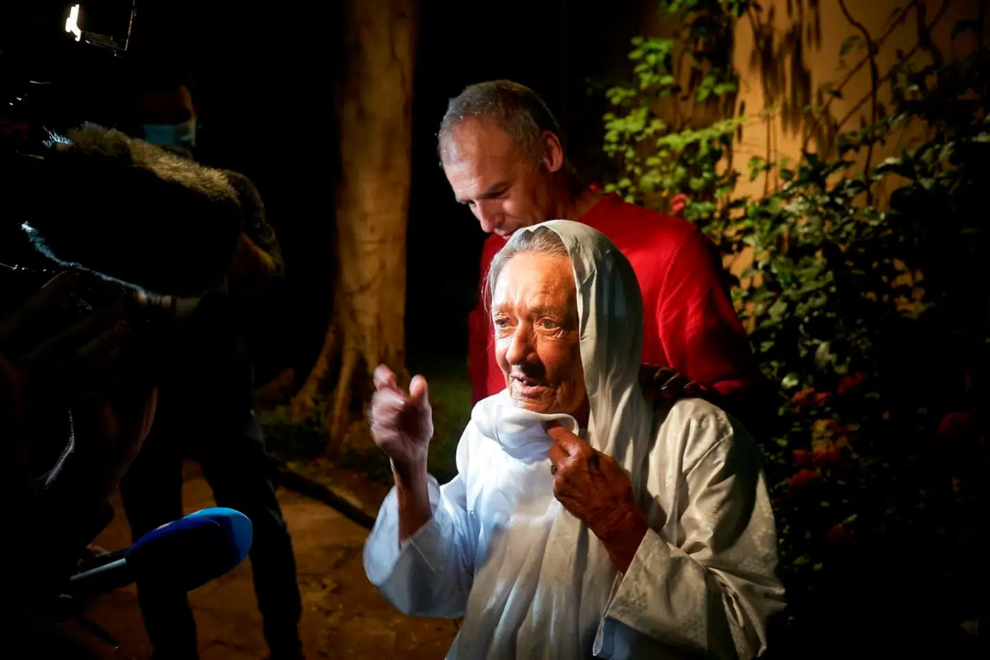 Sophie Pétronin under en pressekonference i Bamako kort efter at være blevet sluppet fri 8. oktober 2020. Bag hende ses sønnen Sebastien Chadaud Pétronin. Arkivfoto: AFP/Ritzau Scanpix