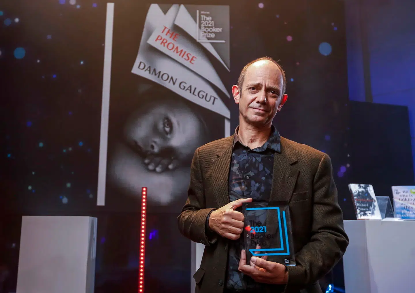 Damon Galgut (57) har skrevet ni romaner. Onsdag fik han årets Booker Prize for romanen »The Promise«, der handler om en hvid sydafrikansk families historie gennem de fire årtier. Prisen blev overrakt i BBC Radio Theatre i London.