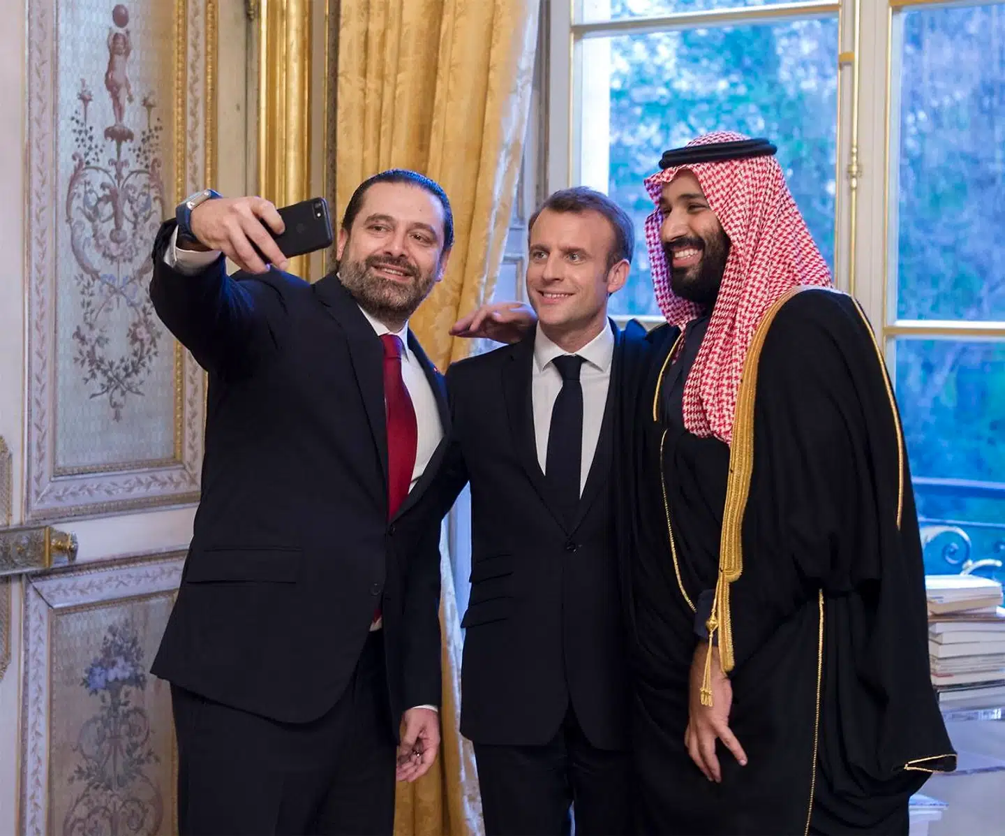På billedet smiler både Frankrigs præsident, Emmanuel Macron (i midten), Saudi-Arabiens kronprins, Mohammed bin Salman (th.), og Libanons daværende premierminister, Saad Hariri. Forud ligger en dyster historie, som trækker spor til i dag.