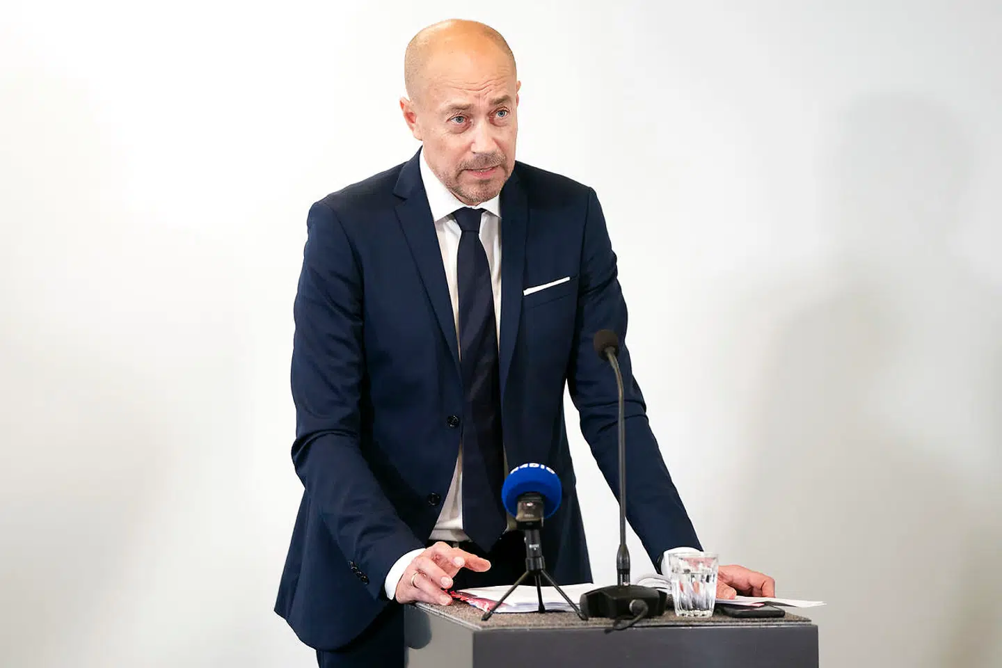 »Hvis ikke ministeren, der skriver under på et bilag, er ansvarlig, hvem er så?,« spørger De Konservatives sundhedsordfører, Per Larsen, der nu kræver sundhedsminister Magnus Heunickes (S) afgang efter nye oplysninger om ministerens rolle i minksagen kom frem i Minkkommissionen.