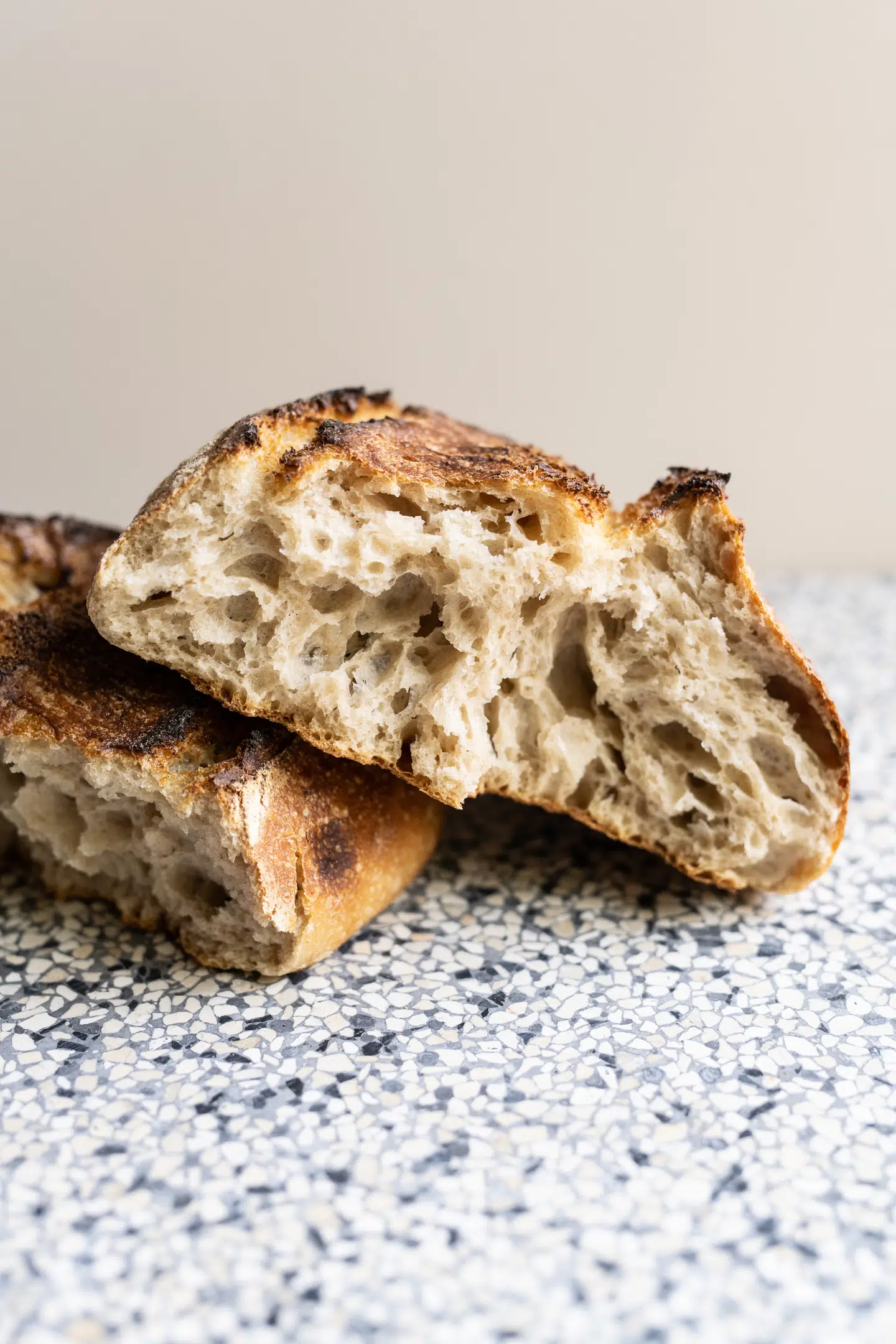 Der er også mere klassisk surdejsbrød hos PERRON.