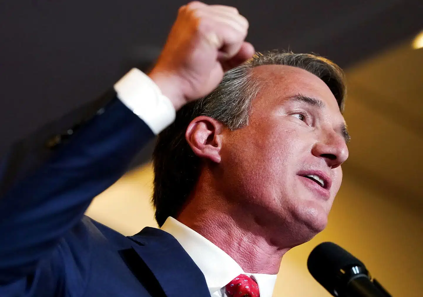 Glenn Youngkin er finansmand og god for cirka 400 millioner dollar. Han har smidt 20 millioner efter sin egen valgkamp i Virginia. Nu er han statens nye guvernør.