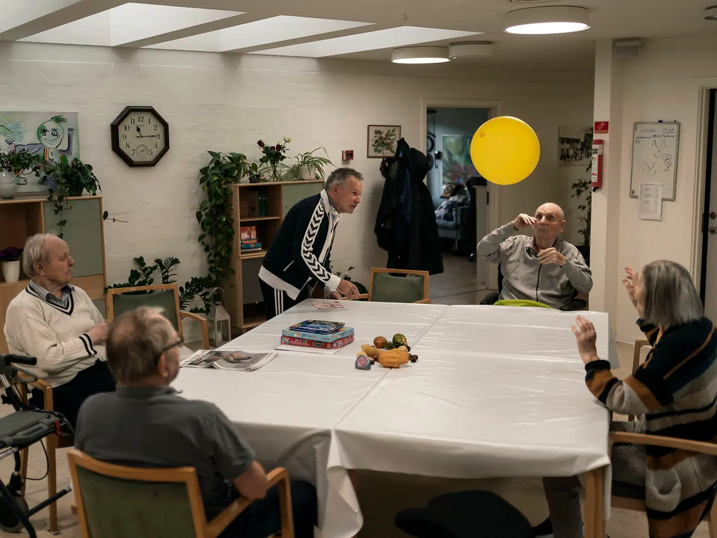 Lørdag formiddag finder vikaren Marianne puslespil, tegnesager og en gul ballon frem til beboerne på C-afdelingen. Legen med ballonen ender med at involvere alle afdelingens beboere.