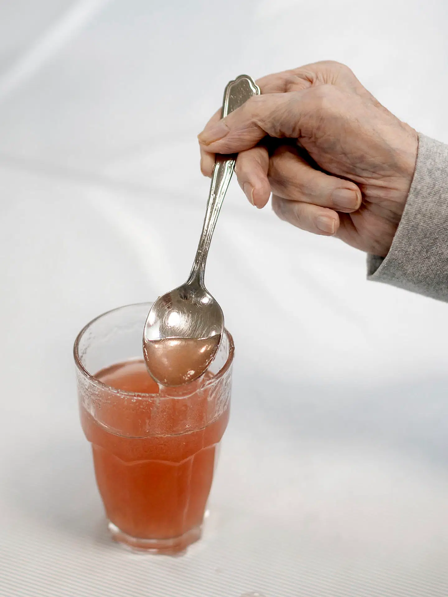 Fortykningsmiddel hjælper flere plejehjemsbeboere med synkebesvær, når de skal drikke saftevand. Den tykke gelé er nemmere at få ned i spiserøret frem for luftrøret end vand.