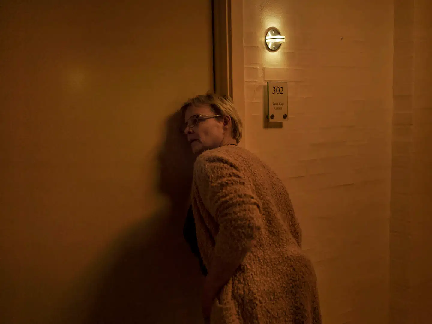 De fleste beboere kigger Lotte til om natten – men enkelte åbner hun ikke døren ind til at frygt for at vække dem. Det gælder beboere, som selv er friske nok til at stå ud af sengen og komme ud på gangen, hvis de vågner.
