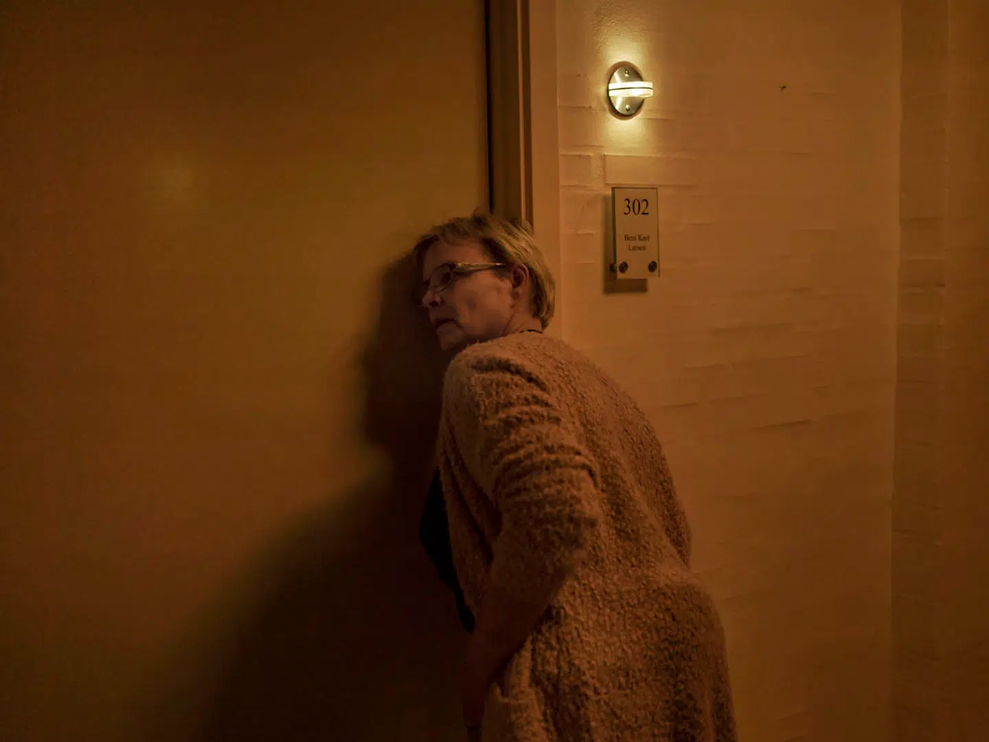 De fleste beboere kigger Lotte til om natten – men enkelte åbner hun ikke døren ind til at frygt for at vække dem. Det gælder beboere, som selv er friske nok til at stå ud af sengen og komme ud på gangen, hvis de vågner.